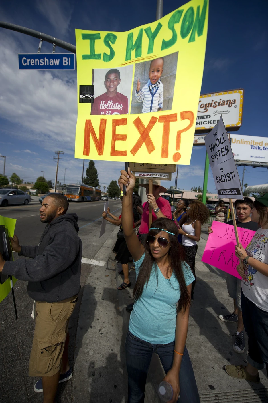 Protestanti nose transparente kojim pozivaju na pravdu