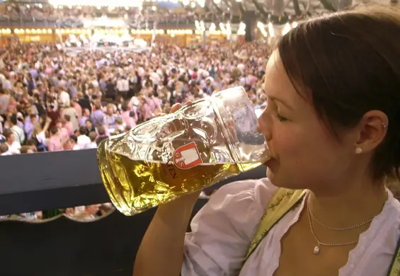 Piwo z beczki, kiełbasa i stewardesy w bawarskich strojach. Lufthansa zmienia zwyczaje na Oktoberfest