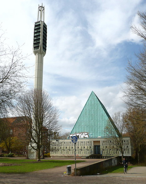 Kościół Gerharda Uhlhorna z charakterystyczną dzwonnicą