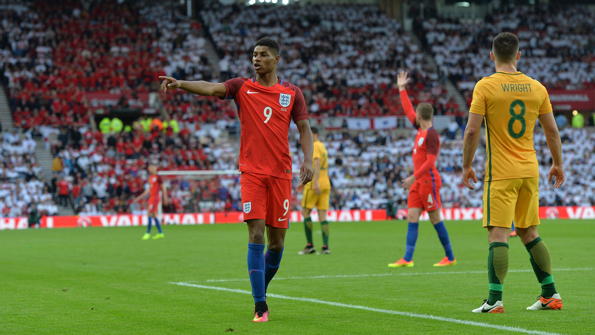 W rozegranym w piątkowy wieczór towarzyskim spotkaniu reprezentacja Anglii pokonała Australię 2:1 (1:0). Golami dla podopiecznych Roya Hodgsona podzielili się dwaj piłkarzy Manchesteru United: debiutujący w seniorskiej kadrze Marcus Rashford i Wayne Rooney.