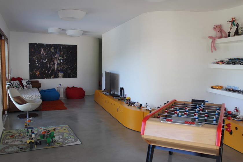 Dort steht neben einem Tischfussballkasten auch nochmals ein Fernseher. 