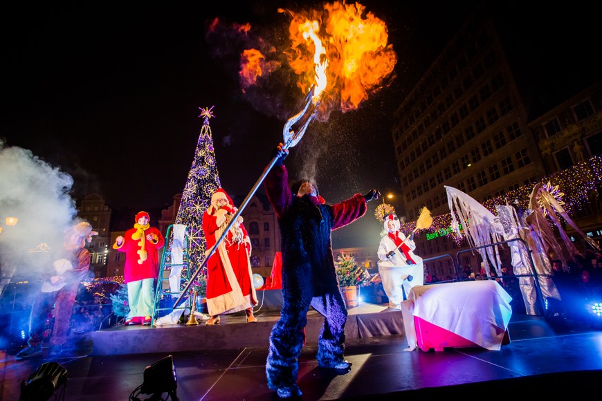 Jarmark to także pokazy artystyczne. Nie inaczej będzie w tym roku. Program na stronie https://www.jarmarkbozonarodzeniowy.com/program