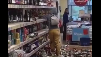 Elképesztő pusztításba kezdett egy nő a szupermarketben – videó