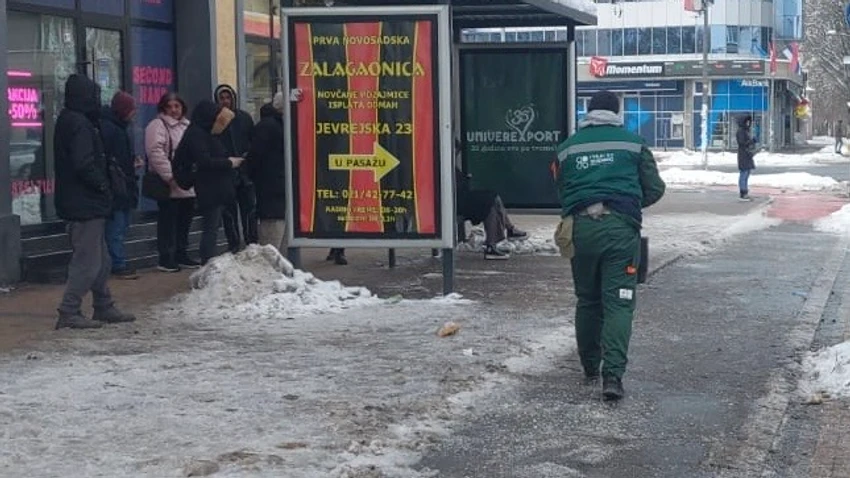 Novi Sad: Radnici posipaju so