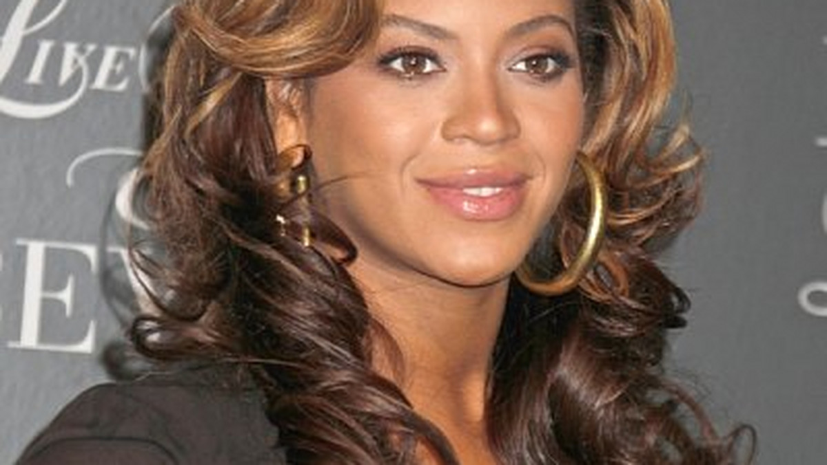 Beyoncé od dawna powtarzała, że zostanie mamą, gdy skończy 30 lat. I słowa dotrzymała. Świeżo upieczona trzydziestolatka podczas rozdania nagród MTV Video Music Awards w Los Angeles zdradziła na scenie, że jest w ciąży. "Chcę, abyście wstali z miejsc i poczuli tę miłość, która dojrzewa we mnie" - wyznała. Tłumy szalały z zachwytu. Także Jay-Z, mąż piosenkarki nie potrafił tego dnia ukryć emocji. Dziecko pary ma przyjść na świat w połowie kwietnia 2012 roku. (zdj.BE&amp;W)
