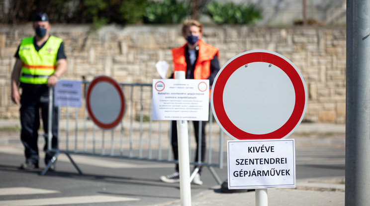 Behajtani tilos tábla Szentendrén 2020. április 10-én. / Fotó: MTI/Mohai Balázs