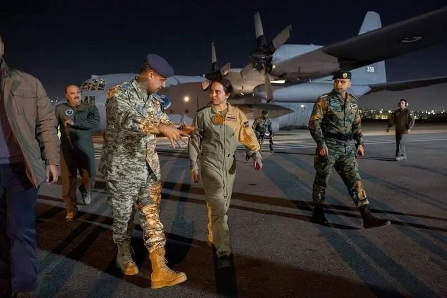 Księżniczka Salma bint Abdullah II pozuje z jordańskimi lotnikami podczas transportu na pokładziesamolotu C-130 pomocy humanitarnej do szpitala w Gazie.