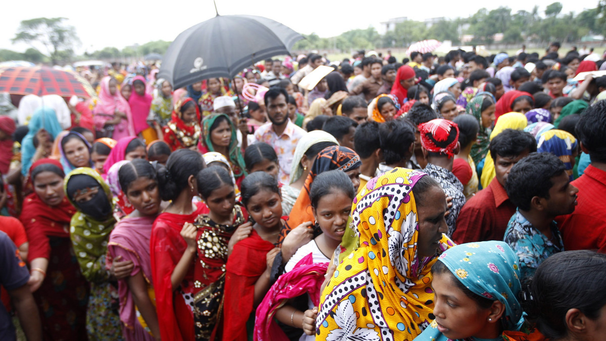 Do ponad 1000 wzrósł bilans ofiar śmiertelnych kwietniowego zawalenia się budynku, w którym znajdowały się fabryki odzieżowe niedaleko stolicy Bangladeszu, Dhaki - poinformowały w piątek tamtejsze władze.