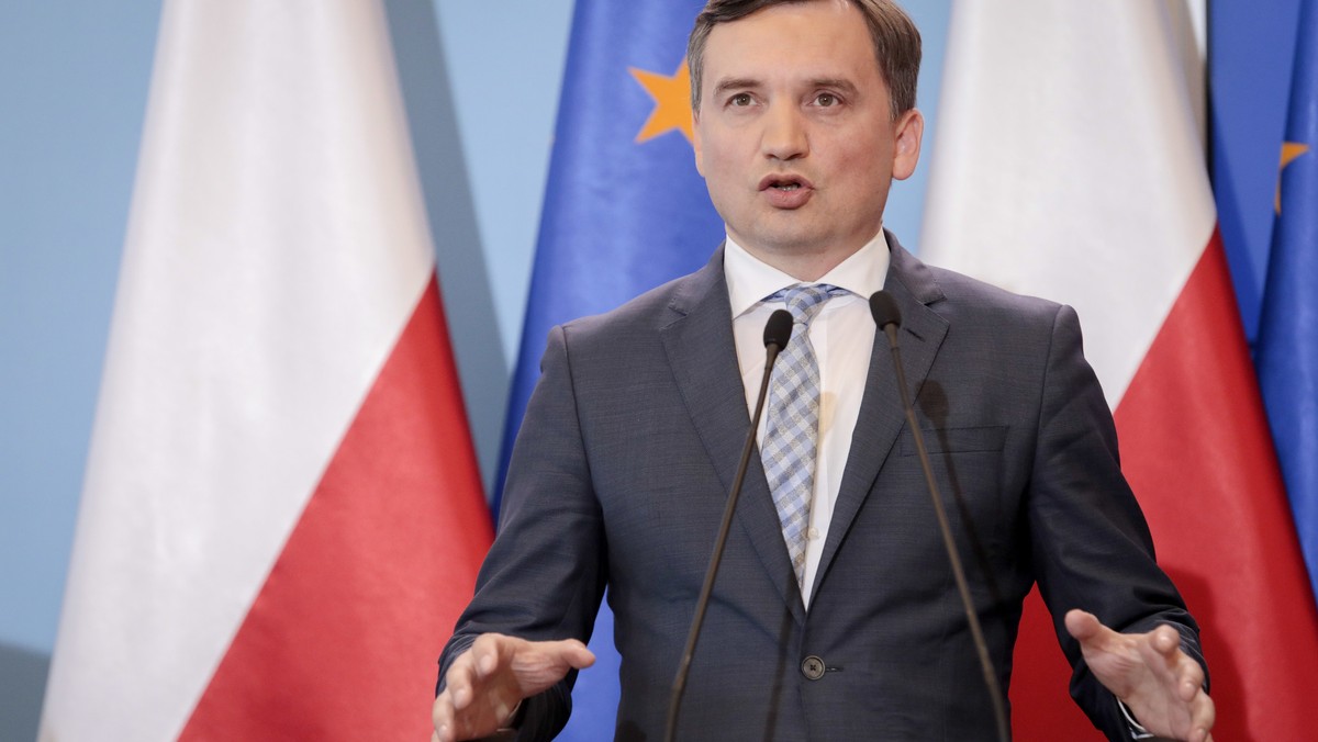 46 proc. badanych opowiedziało się za dymisją ministra Zbigniewa Ziobry - to wyniki sondażu przeprowadzonego na zlecenie "Rzeczpospolitej". Przeciwnego zdania jest 27 proc. osób. Badanie zostało zamówione po informacji o samobójstwie Dawida Kosteckiego, ale pośredni wpływ na jego wyniki może mieć też afera w Ministerstwie Sprawiedliwości.