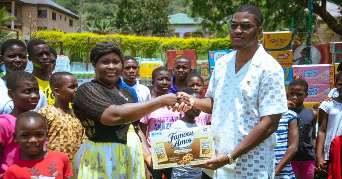 Sharaf Mahama celebrates 26th birthday with a donation and reading session with kids - Vimarsana News