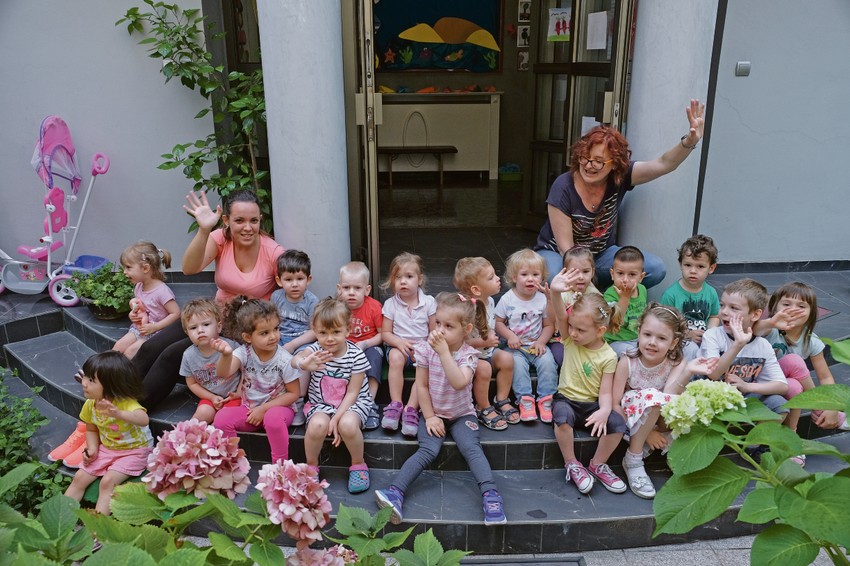 Mališani sa divnim vaspitačicama Tijanom i Ivanom