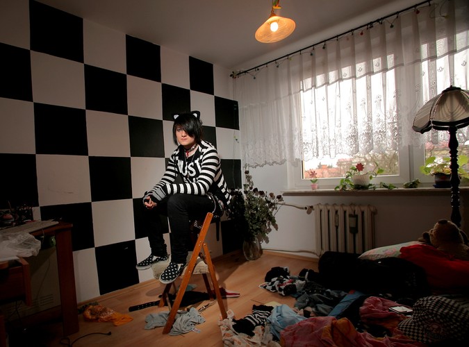 Nikolas w istocie jest 15-letnią dziewczynką, jedynym/ą emo w Mińsku Mazowieckim, udaje emo-chłopca i podrywa emo-dziewczyny