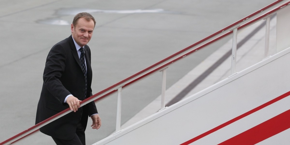 Donald Tusk wsiada do rządowego samolotu.