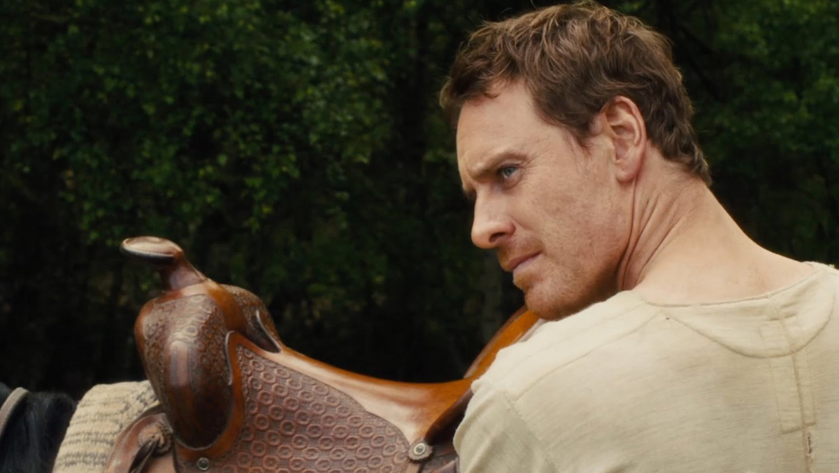 Michael Fassbender w brawurowym i zaskakującym połączeniu stylowego westernu z pełną humoru poetycką opowieścią o młodzieńczej miłości, które od sukcesu na festiwalu Sundance zbiera znakomite recenzje i podbija serca publiczności - "Slow West" w kinach już do 20 listopada.