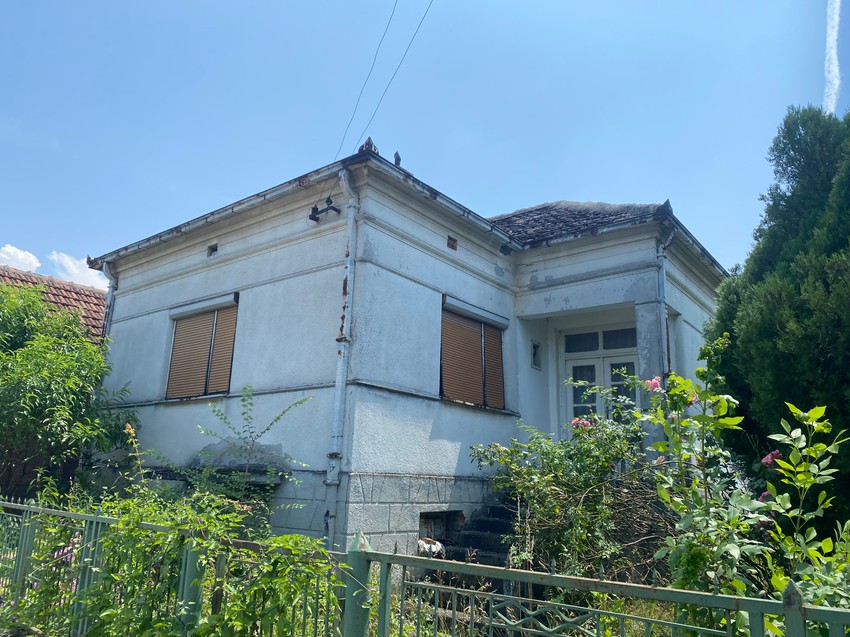 Kuća Ane Nikolić u Donjoj Mutnici sva u korovu