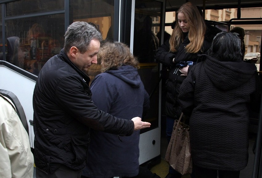 Inspektor Aleksandar Mitrović: Krađe su sve češće pri ulasku u prevoz. Žrtva je već ušla u autobus, tramvaj ili trolu, vrata su se zatvorila, a džeparoš ostao na sigurnom, na stanici. Često oni koji prave gužvu i koji su bučni nisu džeparoši, ali moguće je da rade s nekim, odnosno odvlače pažnju dok neko drugi džepari.