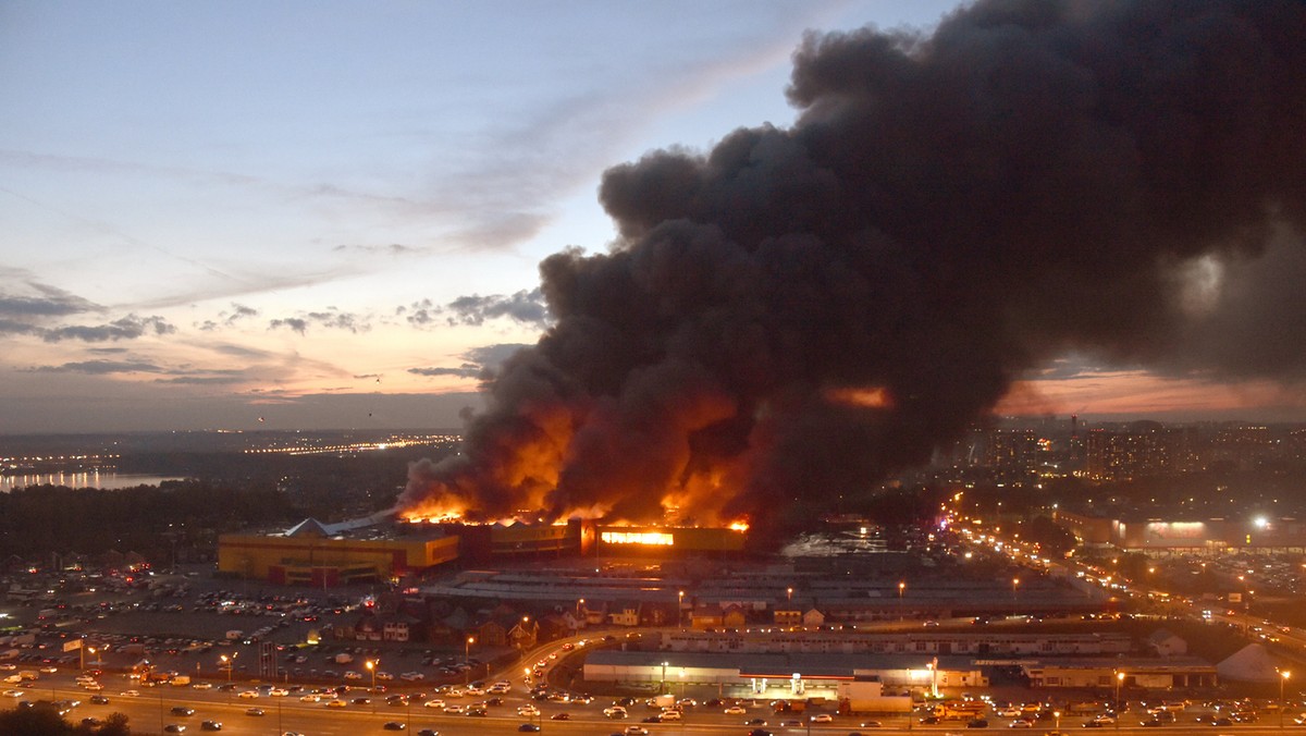 epaselect RUSSIA FIRE (Fire at the Sindika construction goods market in Moscow)