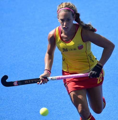 Piękne dziewczyny grają w hokeja... na trawie