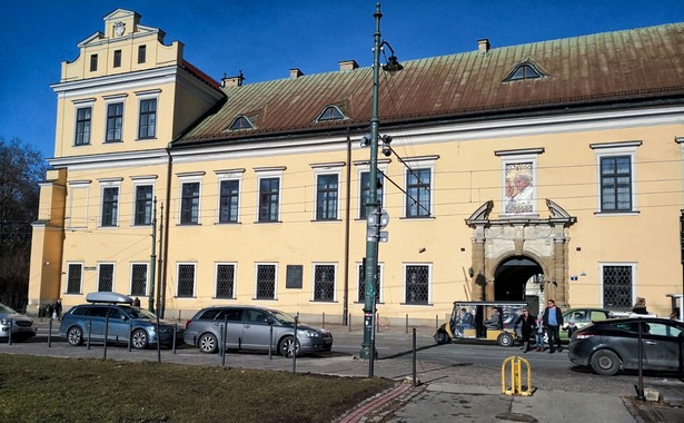 Demonstracje w Krakowie. Pod kurią spotkali się zwolennicy i przeciwnicy abp. Jędraszewskiego