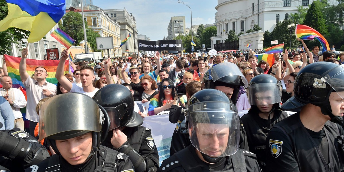 Tysiące policjantów pilnowały gejów