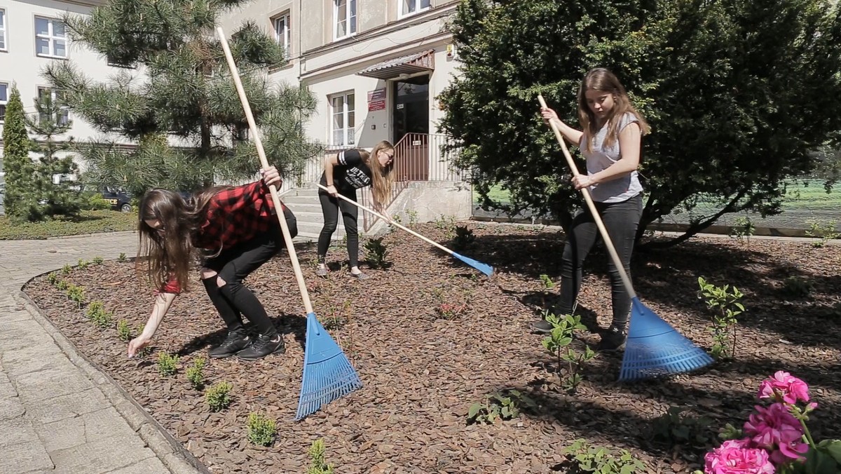 Kreowanie własnego otoczenia i sprawianie, by było bardziej przyjazne, to misja stypendystów z Wielunia. W ramach grantu programu IKEA FAMILY "Na Rodzinę Można Liczyć" uczniowie stworzyli w swojej szkole ogród, gdzie młodzież może odpocząć między lekcjami, integrować się, ale przede wszystkim – spędzić wspólnie czas… spokojnie, w otoczeniu zieleni i bez smartfona w dłoni.