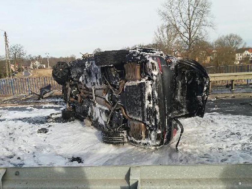 Mercedes doszczętnie spłonął. To cud, że nikt nie zginął