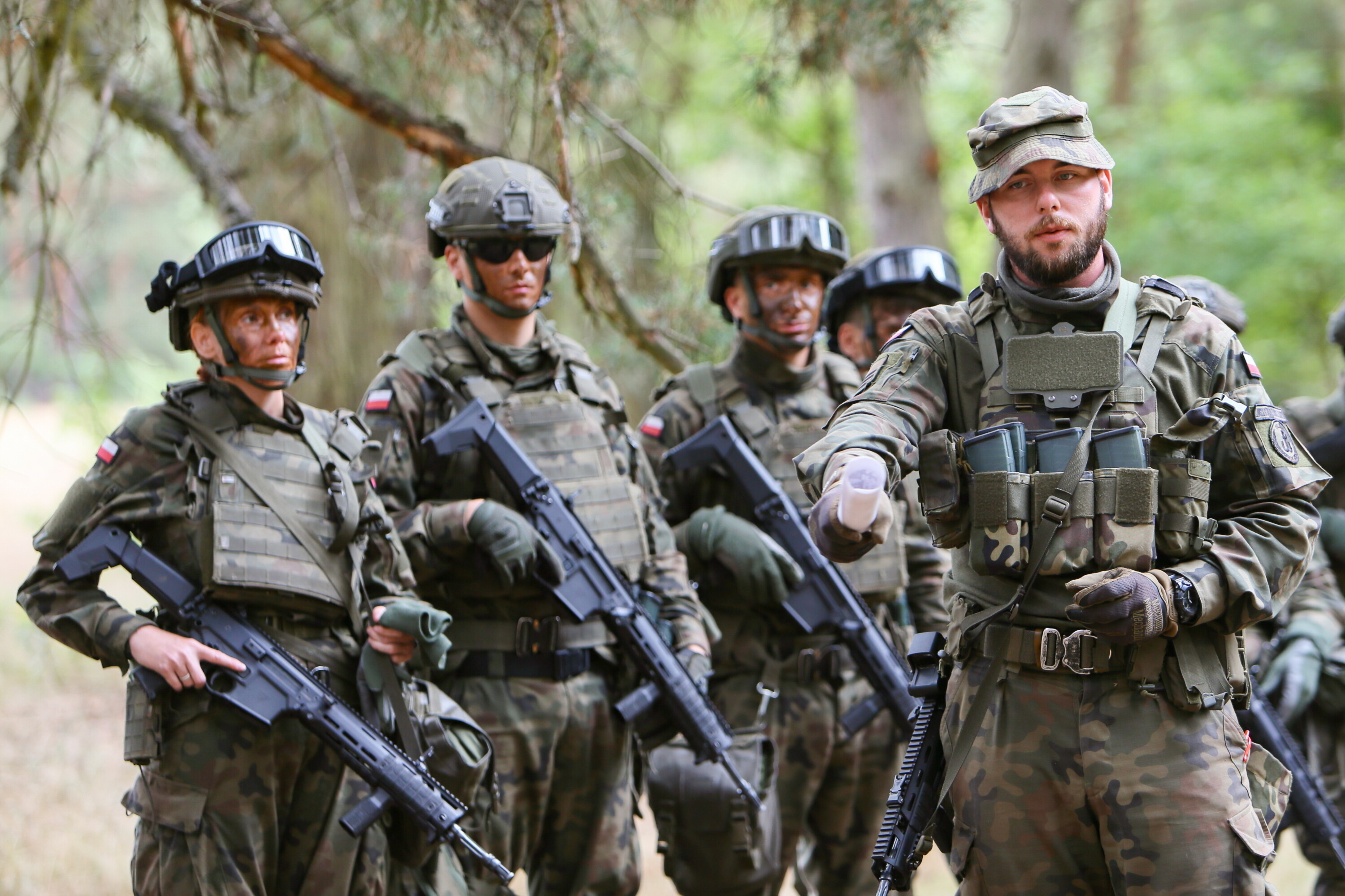 Minister dziękuje WOT za walkę z powodzią i służbę