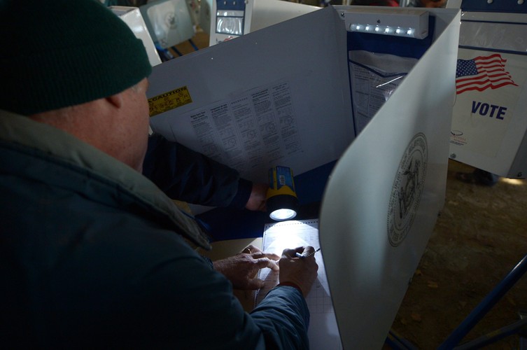 Wyborcy musieli używać latarek