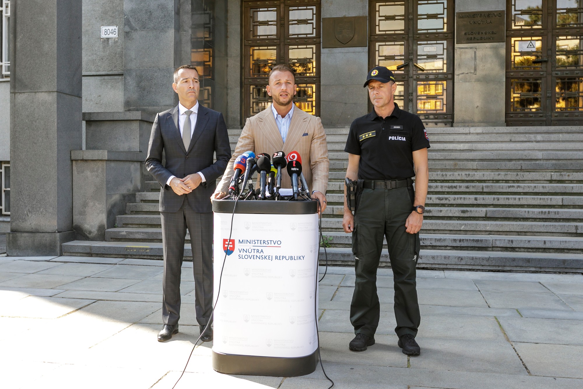 Sprava viceprezident Policajného zboru pre vnútorný poriadok a bezpečnosť Rastislav Polakovič, minister vnútra SR Matúš Šutaj Eštok (Hlas-SD) a minister školstva SR Tomáš Drucker (Hlas-SD).