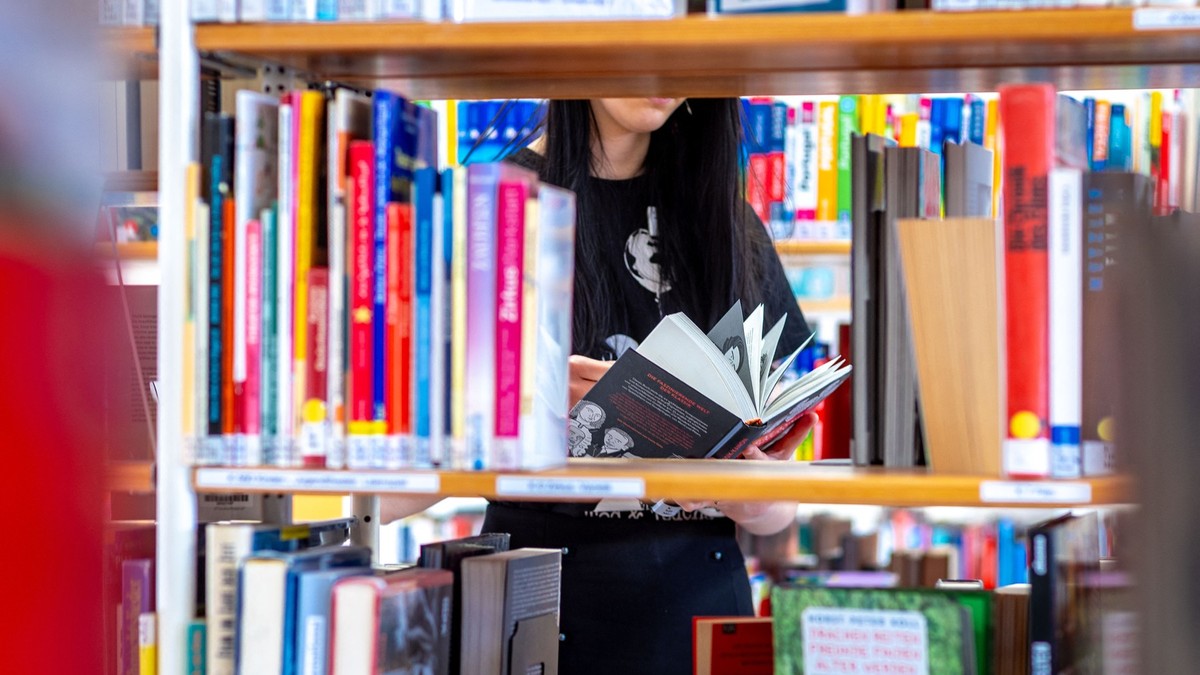 Žena u biblioteci, ilustracija