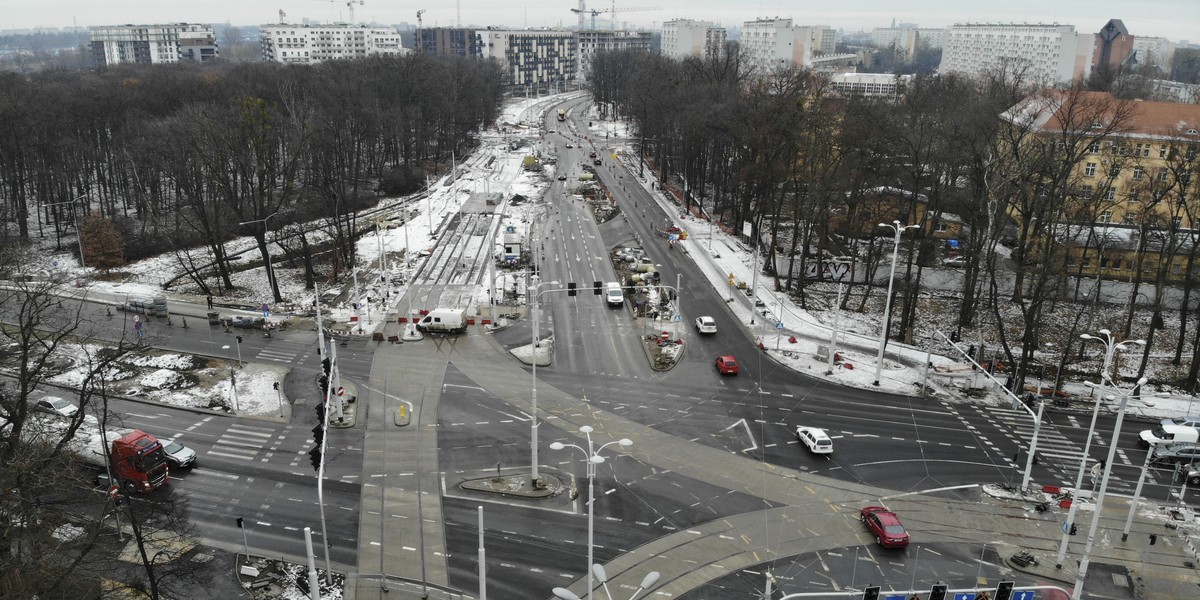 Prace nad budową trasy tramwajowej na Popowice idą pełną parą. Roboty przeniosły się ze skrzyżowania ul. Popowickiej z Milenijną w stronę ul. Wejherowskiej.