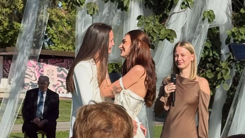 Influencerka Ema Lacová a jej partnerka Petra počas veľkého dňa.