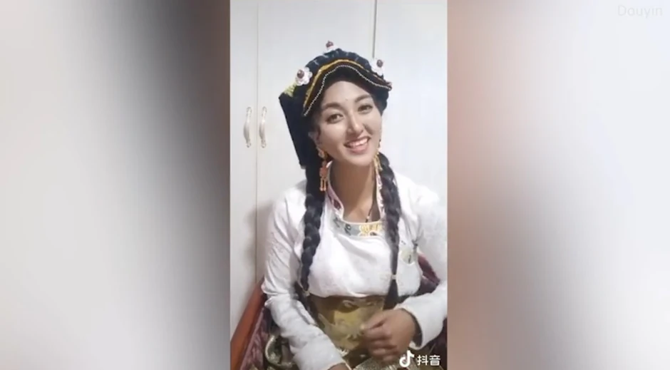 Lamu u tibetanskoj narodnoj nošnji