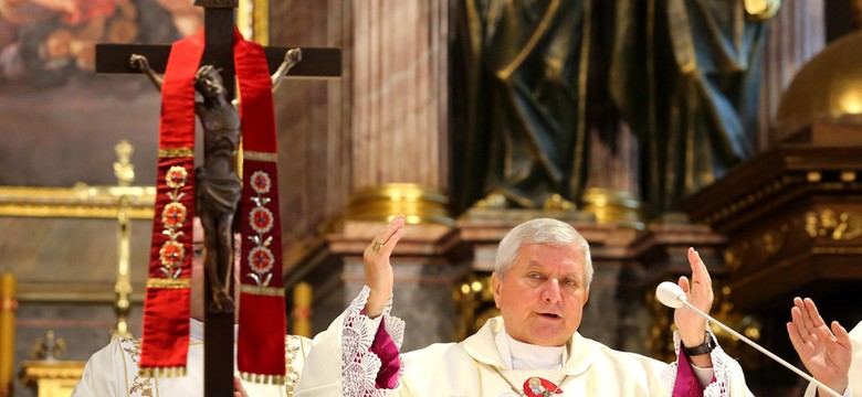 "Proszę o modlitwę w czasie medialnej nagonki". Jak biskupi w Kaliszu bronią swoich