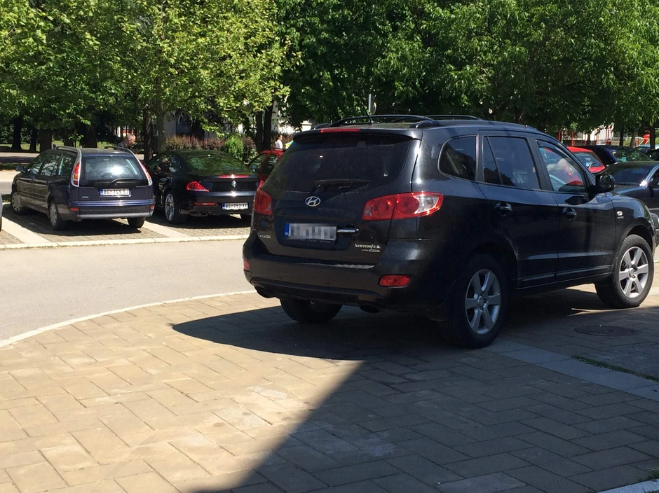 Parking na dva metra, a automobil na trotoaru: Nije bilo mesta, kaže Komlenski