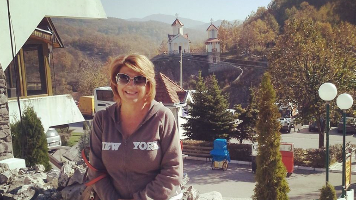 KUHINJA NAŠE PEVAČICE SREĐENA KAO IZ ŠPANSKIH SERIJA Prvi put pokazala kako izgleda: Zavirite u dom estradnog para na Petlovom brdu