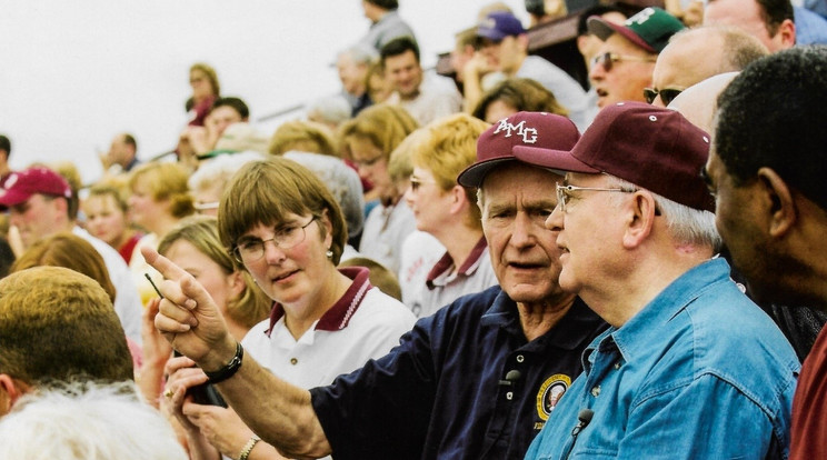 George H W Bush és Mihail Gorbacsov egy baseballmeccsen, College Station, 2001 / Forrás: Zolcer János archívuma