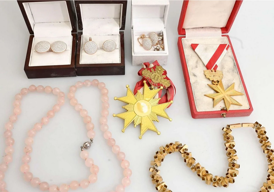 Minđuše, ogrlice i ordenje