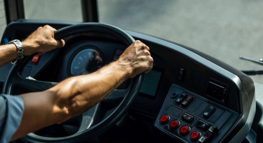 Autobusy linii 156 w Krakowie kursują w dni robocze w godzinach szczytu.