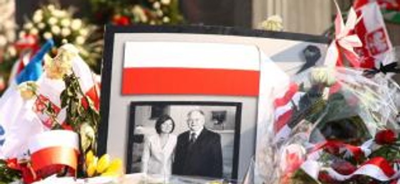 Pomnik Lecha i Marii Kaczyńskich. Nie zdążą na rocznicę