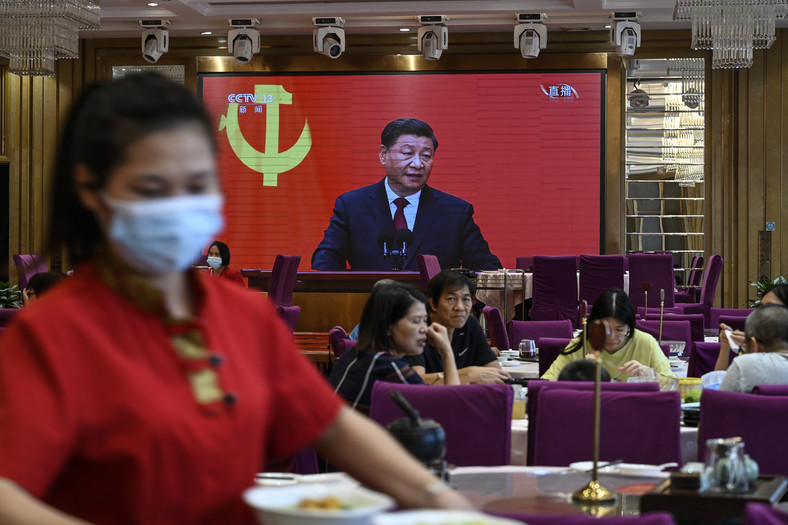 Przemówienie Xi Jinpinga wyświetlane na ekranie w restauracji w Foshan, w południowej prowincji Guangdong w Chinach