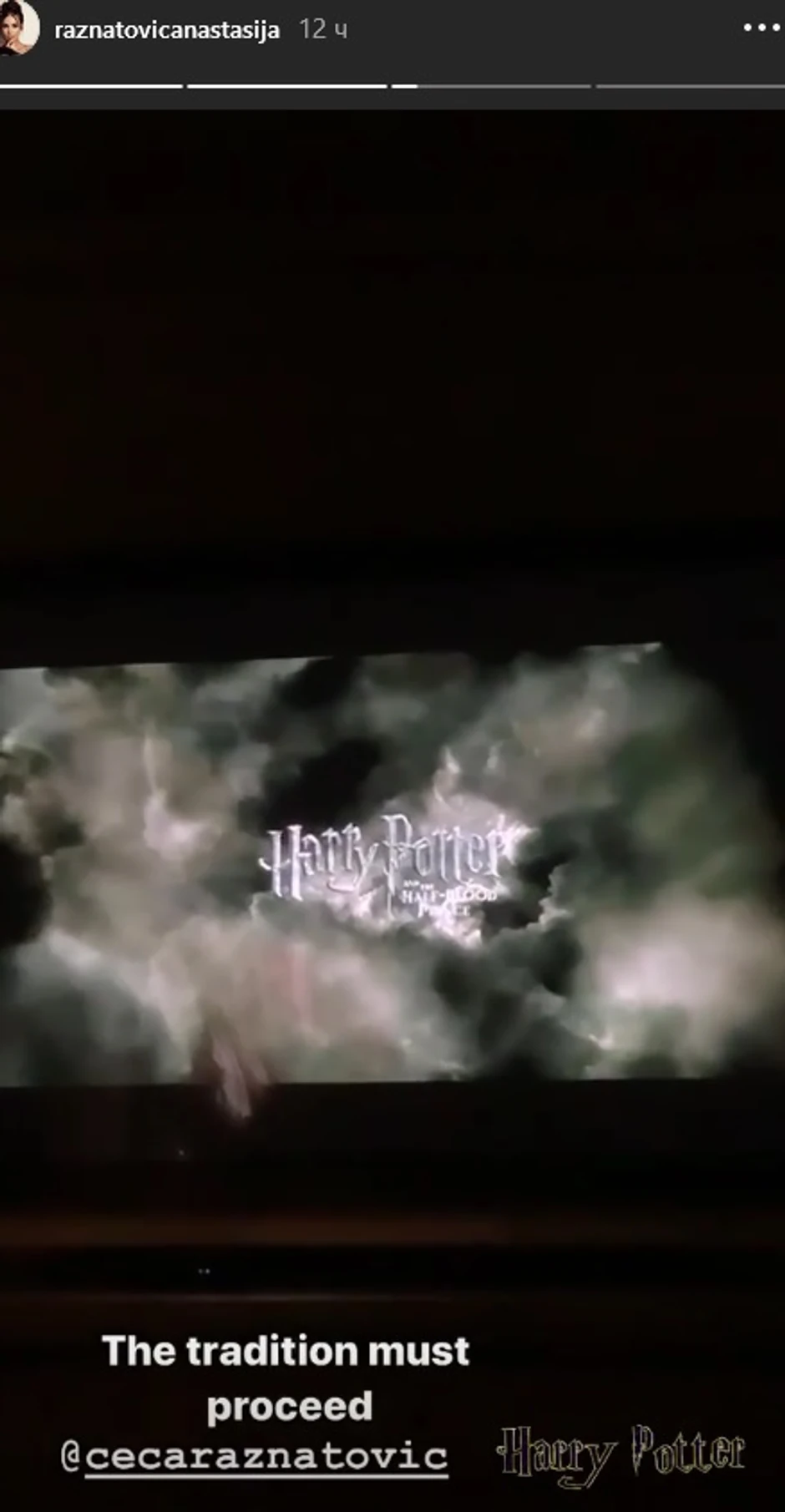 Anastasija Ražnatović i Ceca Ražnatović gledaju film