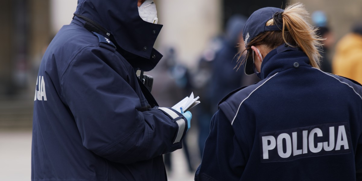 W polskiej policji pełni służbę ponad 95 tys. policjantów, z czego ponad 82 tys. pracuje na stanowiskach wynkonawczych.