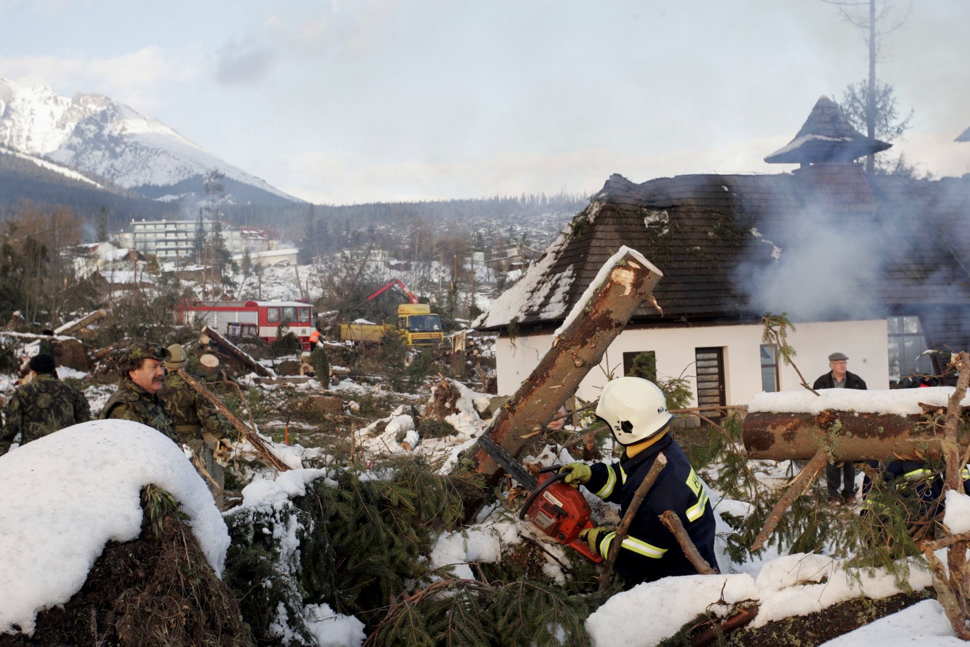 Na snímke z 28. novembra 2004 sú škody spôsobené víchricou v Tatrách.