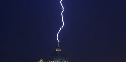 Piorun walnął w Watykan, gdy papież rezygnował! FOTO