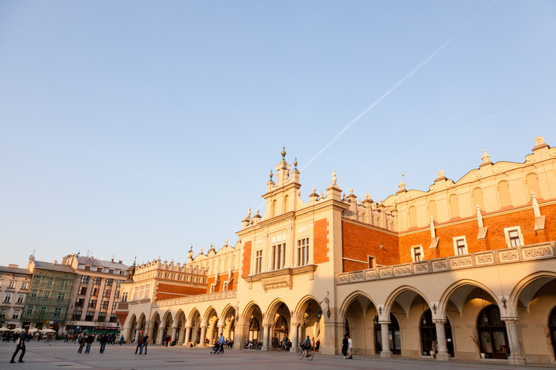 W wigilię oraz pierwszy dzień świąt Bożego Narodzenia (24 i 25 grudnia) oddziały Muzeum Narodowego w Krakowie będą zamknięte, ale w drugim dniu Bożego Narodzenia Gmach Główny, Sukiennice oraz Pałacu Biskupa Erazma Ciołka można zwiedzać od 10 do 16.00. 6 stycznia, w święto Trzech Króli, wszystkie oddziały MNK będą otwarte w godzinach 10.00 – 16.00.