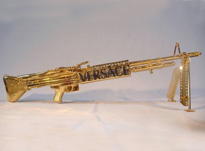 Amerykański artysta Peter Gronquist wyśmiewa amerykańską miłość do broni