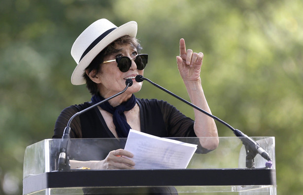 Yoko Ono organizuje znak pokoju dla Johna Lennona