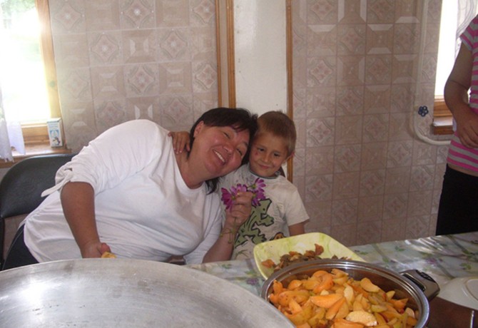 Gulnara priprema hranu za decu