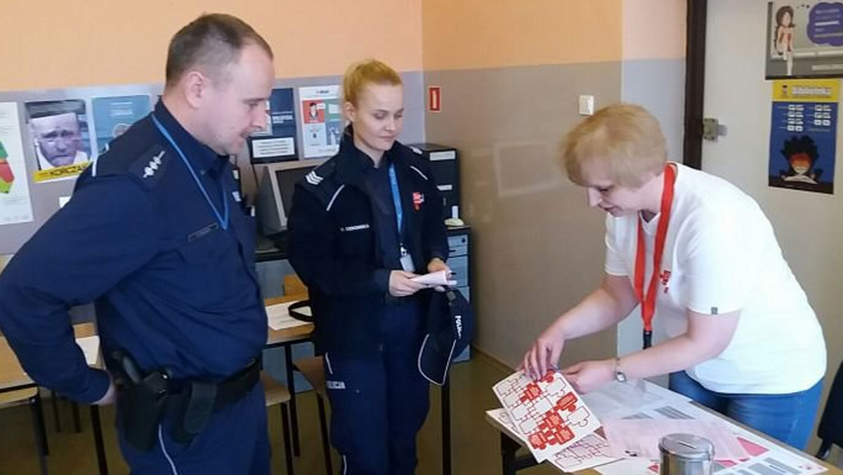 Łukasz od kilku miesięcy szuka swego "genetycznego bliźniaka". Aby pomóc choremu na białaczkę elblążaninowi, mieszkańcy miasta tłumnie stawiali się w Komendzie Miejskiej Policji aby zarejestrować się jako potencjalni dawcy szpiku. Dzięki tej akcji znalazł się dawca zarówno dla niego, jak i dla rocznej dziewczynki z Hiszpanii.